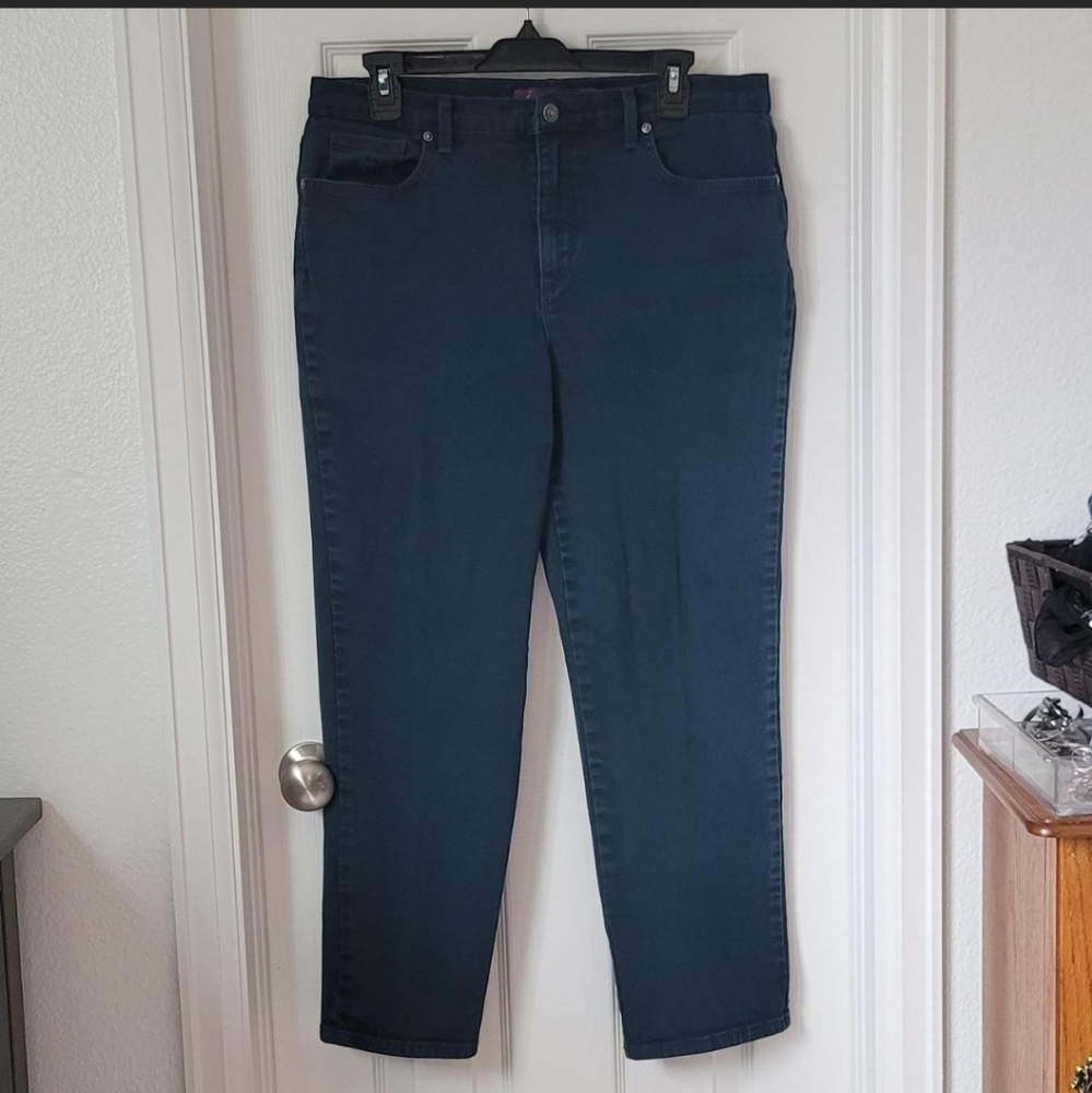 Teal Gloria Vanderbilt Amanda jeans. Size 14 short paint on back left side in pi